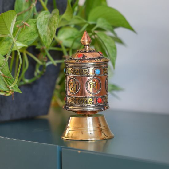 Moulin à prière de table en cuivre avec mantra bouddhiste en laiton