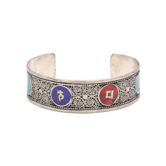 Bracelet mantra Om mani Padme Hum sur fond en pierre